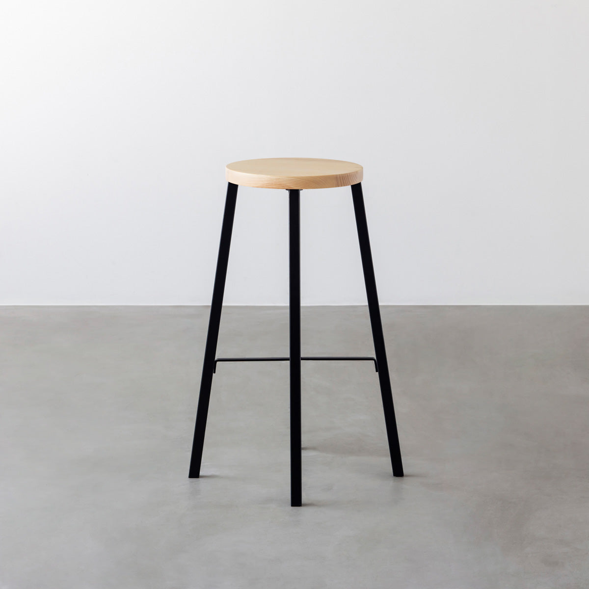 KANADEMONOの無垢ホワイトアッシュRound座面とブラックのSlant Bar脚を合わせたシンプルモダンなハイスツール2