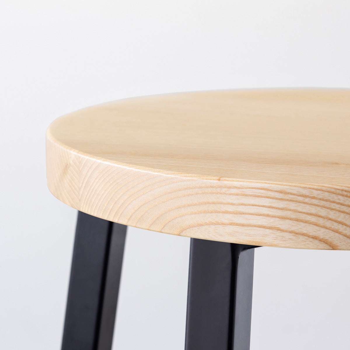 KANADEMONOの無垢ホワイトアッシュRound座面とブラックのSlant Bar脚を合わせたシンプルモダンなハイスツール（座面側面）