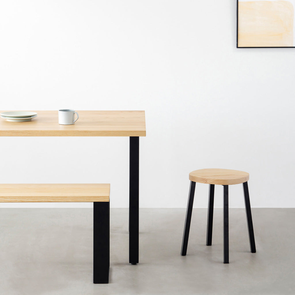 KANADEMONOの無垢ホワイトアッシュSquircle座面とブラックのSlant Bar脚を合わせたシンプルモダンなスツール（使用例）