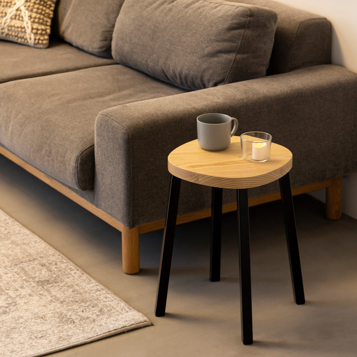 KANADEMONOの無垢ホワイトアッシュSquircle座面とブラックのSlant Bar脚を合わせたシンプルモダンなスツール（使用例2）