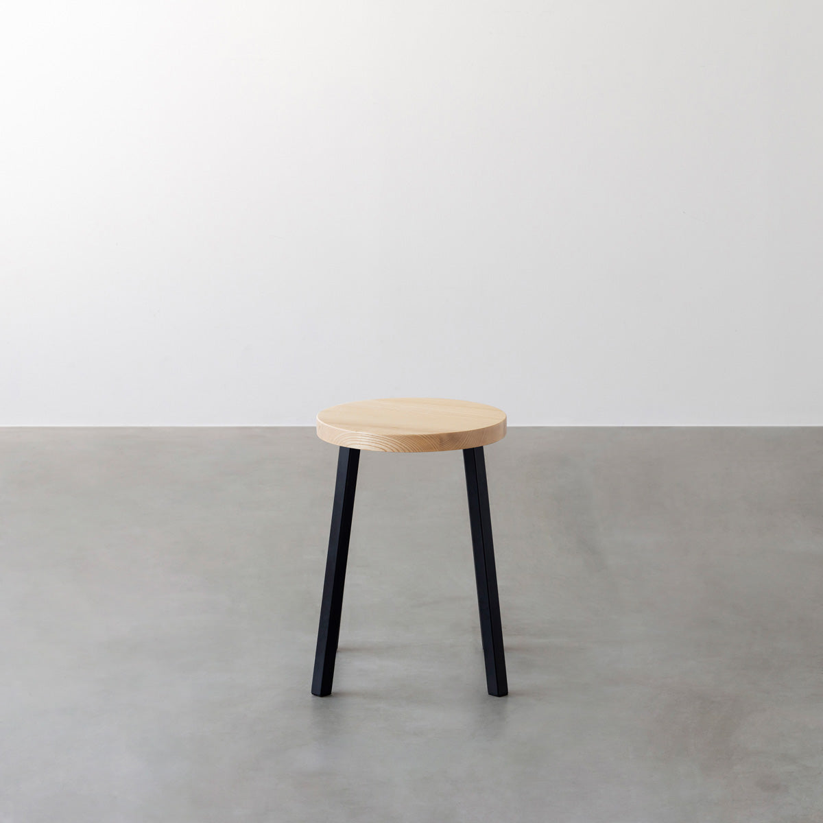 KANADEMONOの無垢ホワイトアッシュRound座面とブラックのSlant Bar脚を合わせたシンプルモダンなスツール2