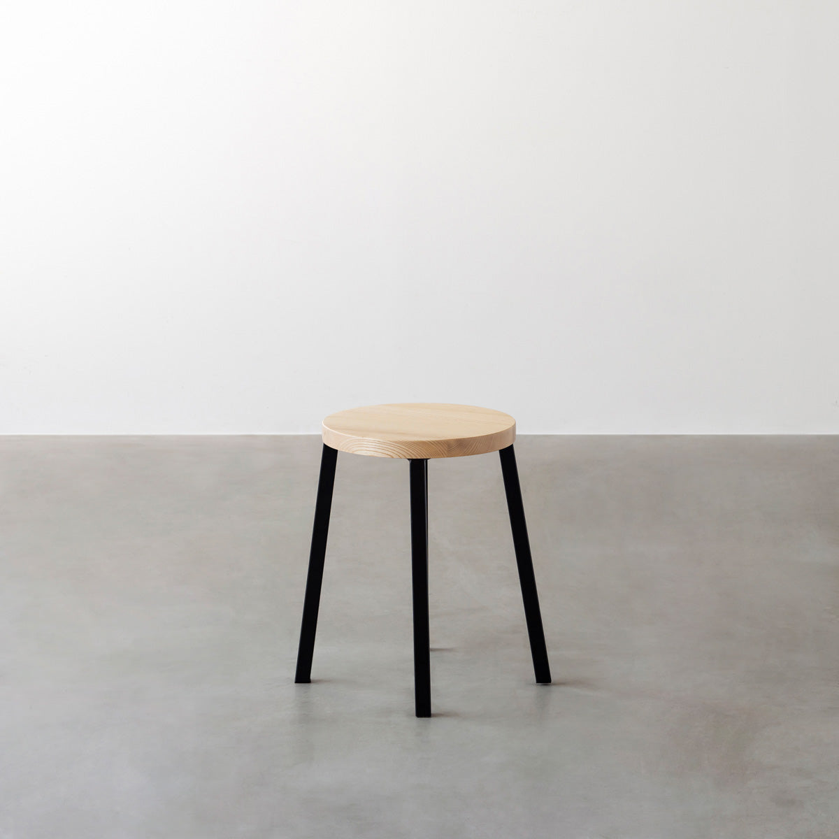 KANADEMONOの無垢ホワイトアッシュRound座面とブラックのSlant Bar脚を合わせたシンプルモダンなスツール3