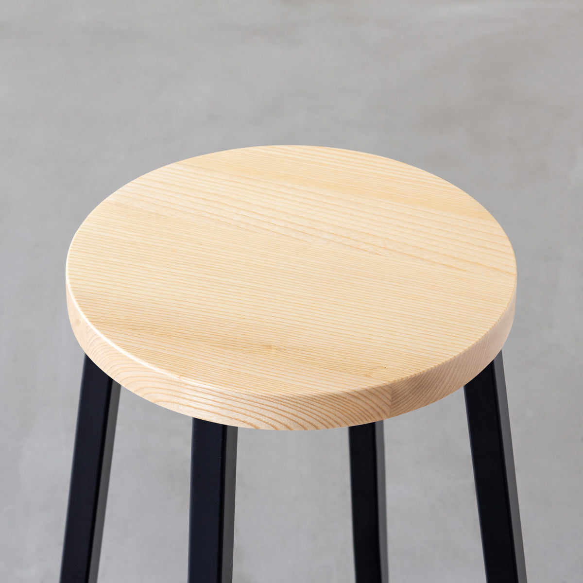 KANADEMONOの無垢ホワイトアッシュRound座面とブラックのSlant Bar脚を合わせたシンプルモダンなスツール