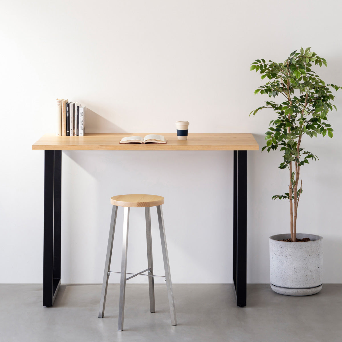 KANADEMONOの無垢ホワイトアッシュRound座面とステンレスのSlant Bar脚を合わせたシンプルモダンなハイスツール（使用例）