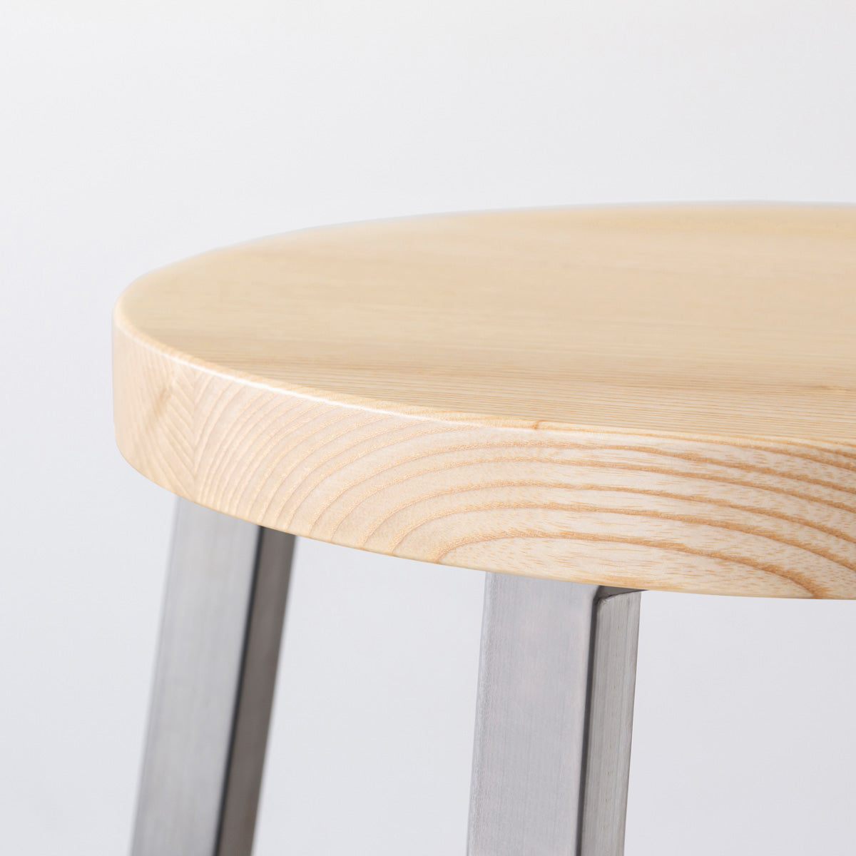 KANADEMONOの無垢ホワイトアッシュRound座面とステンレスのSlant Bar脚を合わせたシンプルモダンなハイスツール（座面側面）