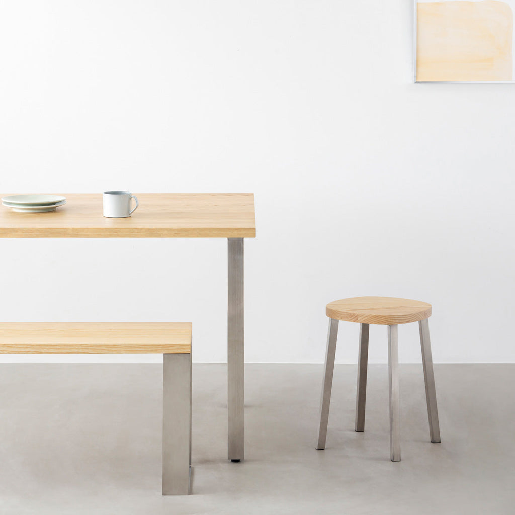 KANADEMONOの無垢ホワイトアッシュSquircle座面とステンレスのSlant Bar脚を合わせたシンプルモダンなスツール（使用例）
