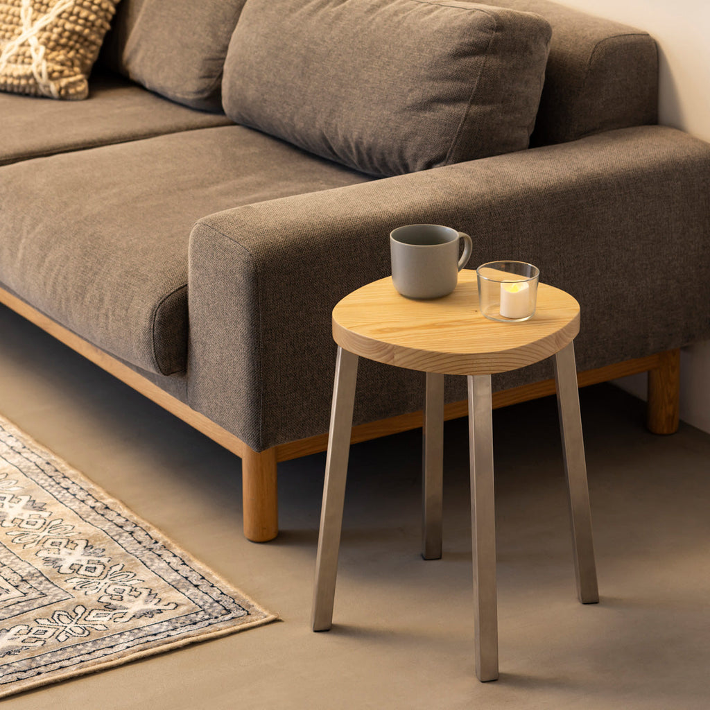 KANADEMONOの無垢ホワイトアッシュSquircle座面とステンレスのSlant Bar脚を合わせたシンプルモダンなスツール（使用例2）