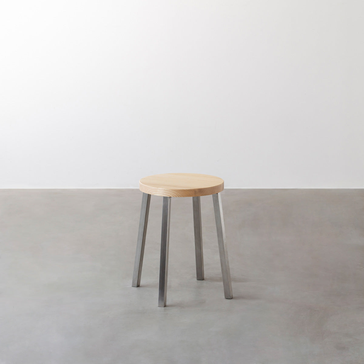 KANADEMONOの無垢ホワイトアッシュRound座面とステンレスのSlant Bar脚を合わせたシンプルモダンなスツール