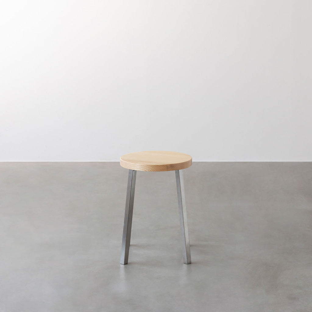 KANADEMONOの無垢ホワイトアッシュRound座面とステンレスのSlant Bar脚を合わせたシンプルモダンなスツール2