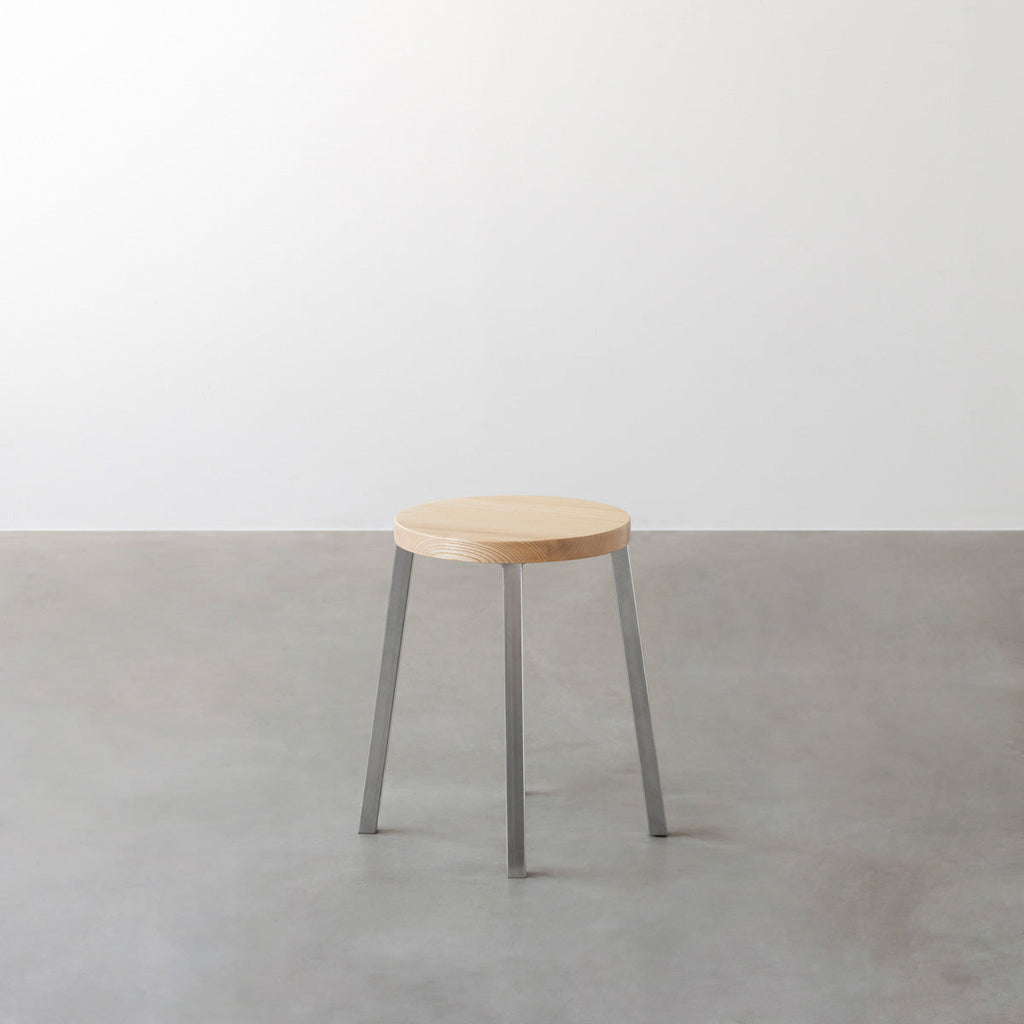 KANADEMONOの無垢ホワイトアッシュRound座面とステンレスのSlant Bar脚を合わせたシンプルモダンなスツール3