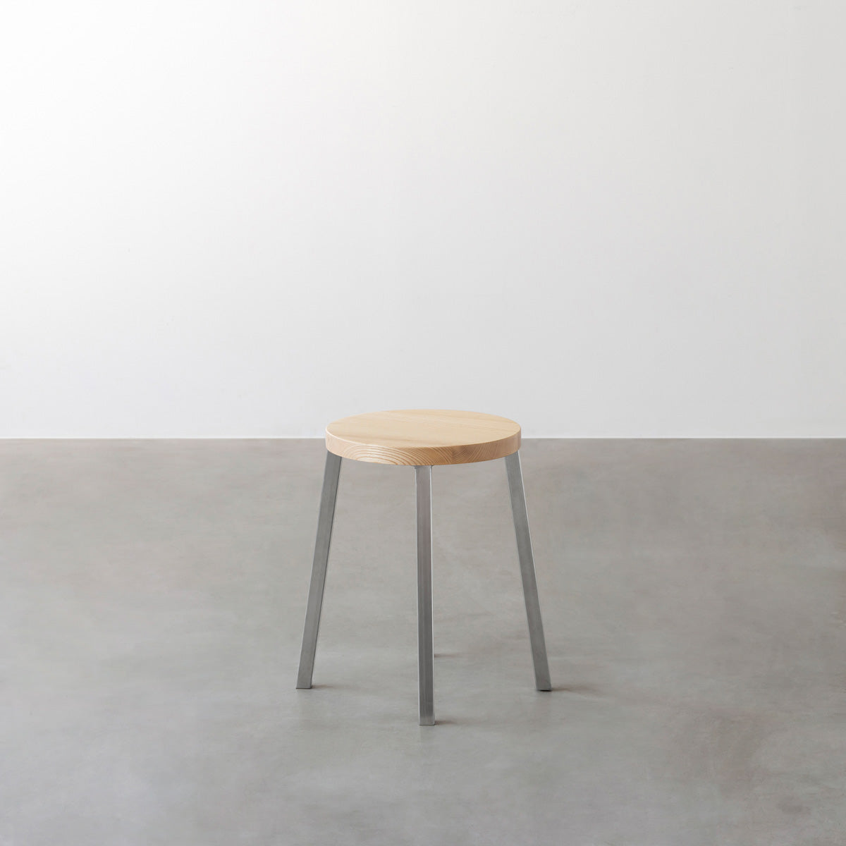KANADEMONOの無垢ホワイトアッシュRound座面とステンレスのSlant Bar脚を合わせたシンプルモダンなスツール3