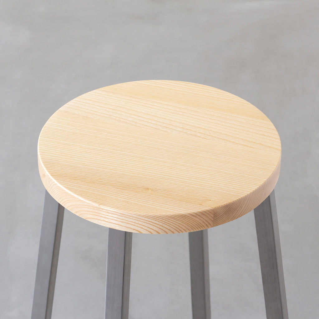 KANADEMONOの無垢ホワイトアッシュRound座面とステンレスのSlant Bar脚を合わせたシンプルモダンなスツール（座面）