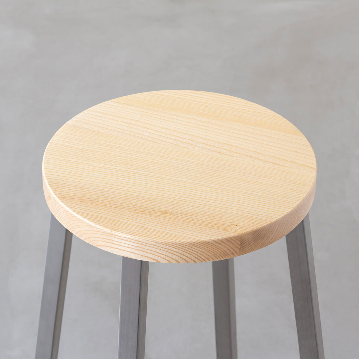 KANADEMONOの無垢ホワイトアッシュRound座面とステンレスのSlant Bar脚を合わせたシンプルモダンなスツール（座面）