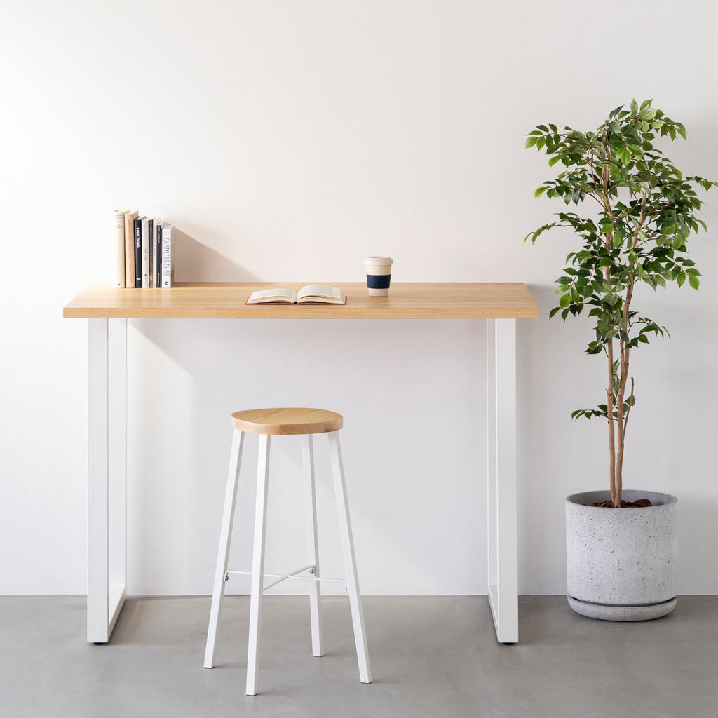 KANADEMONOの無垢ホワイトアッシュRound座面とホワイトのSlant Bar脚を合わせたシンプルモダンなハイスツール