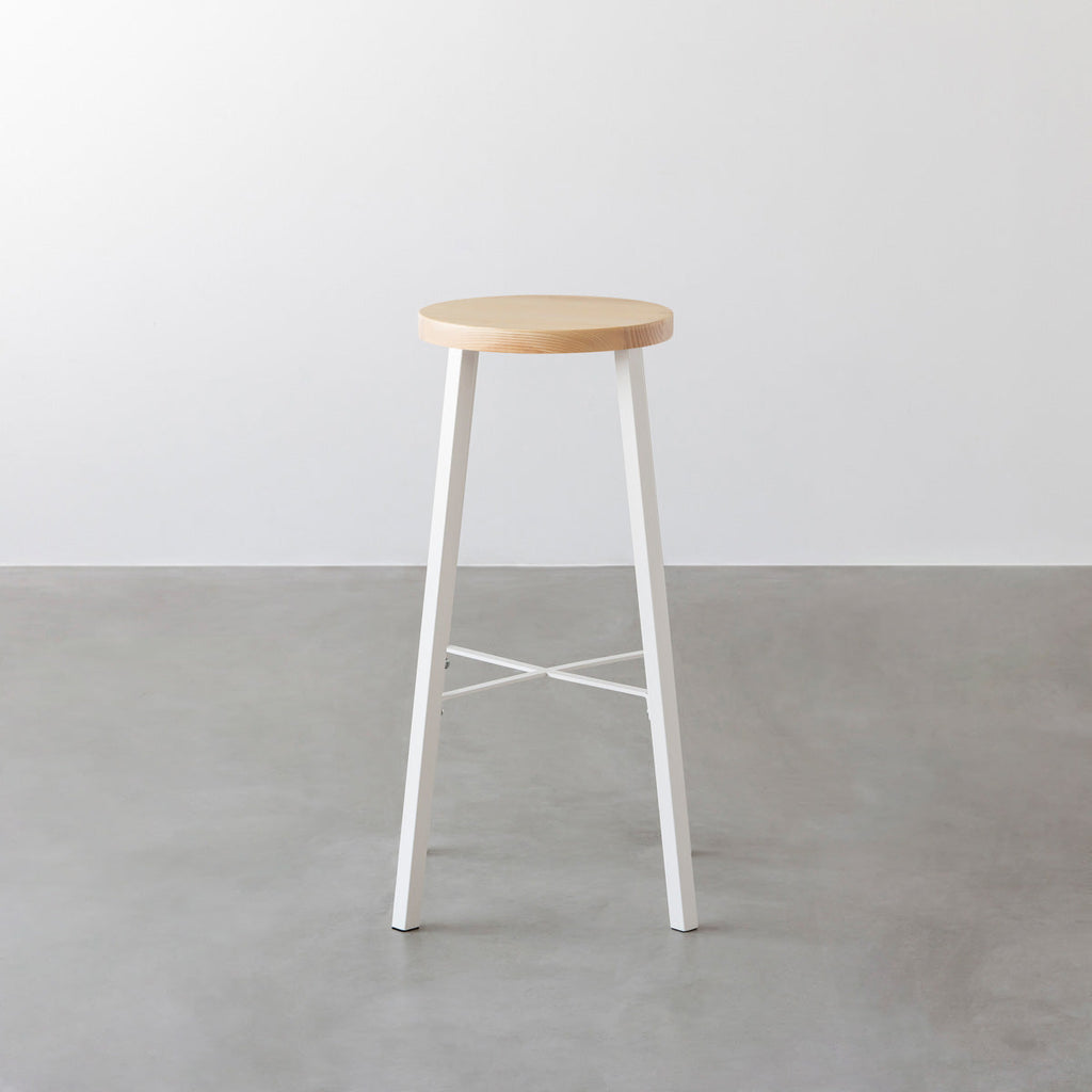 KANADEMONOの無垢ホワイトアッシュRound座面とホワイトのSlant Bar脚を合わせたシンプルモダンなハイスツール3