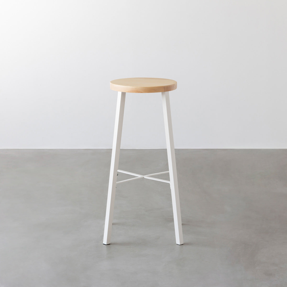 KANADEMONOの無垢ホワイトアッシュRound座面とホワイトのSlant Bar脚を合わせたシンプルモダンなハイスツール3