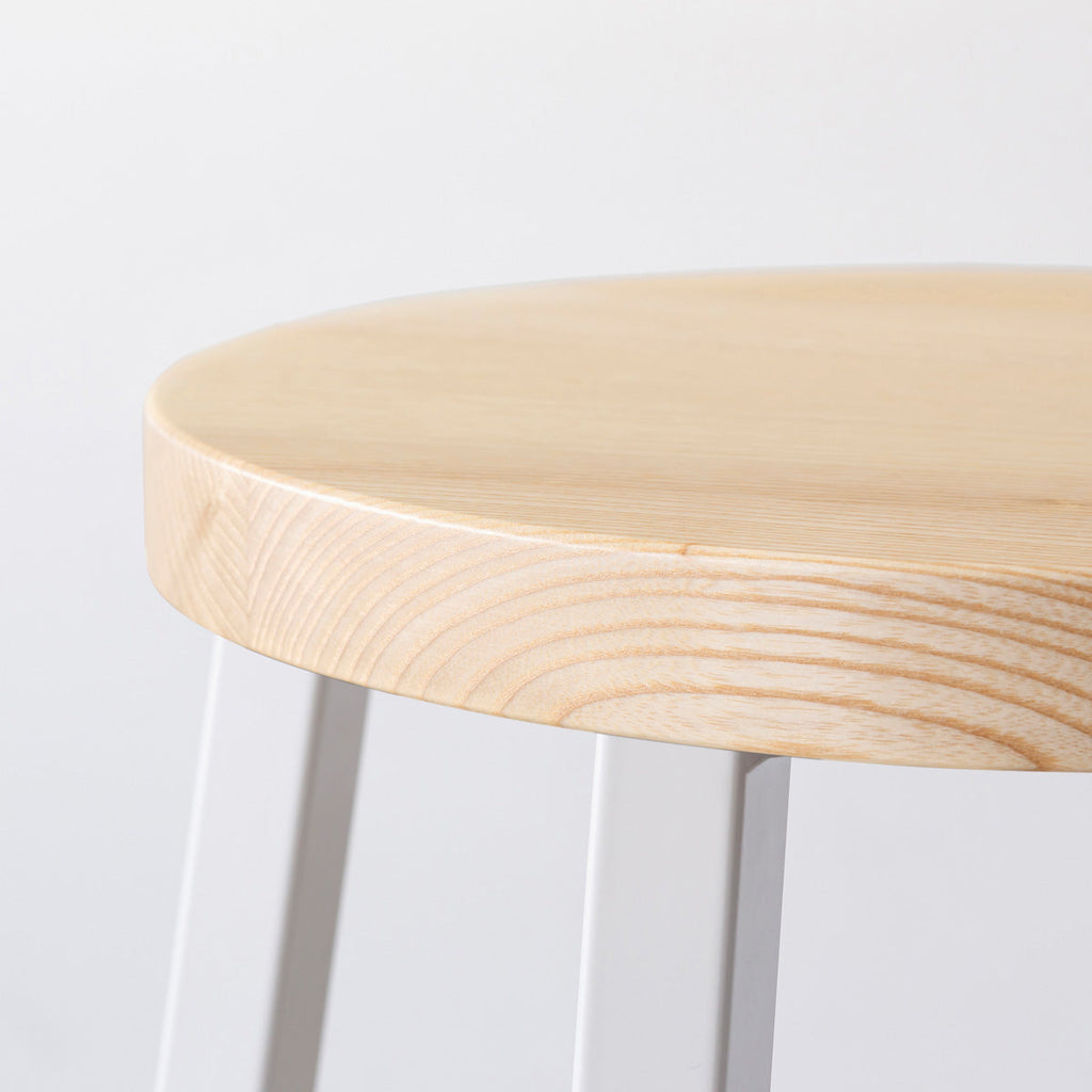 KANADEMONOの無垢ホワイトアッシュRound座面とホワイトのSlant Bar脚を合わせたシンプルモダンなハイスツール（座面側面）