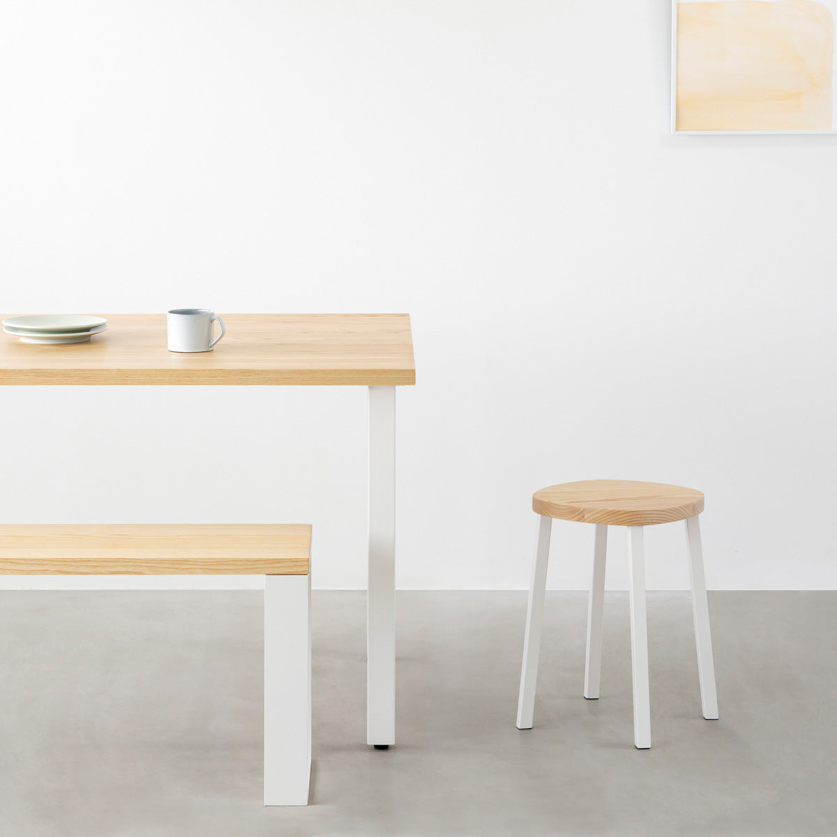 KANADEMONOの無垢ホワイトアッシュSquircle座面とホワイトのSlant Bar脚を合わせたシンプルモダンなスツール（使用例）