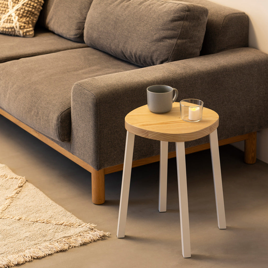 KANADEMONOの無垢ホワイトアッシュSquircle座面とホワイトのSlant Bar脚を合わせたシンプルモダンなスツール（使用例2）