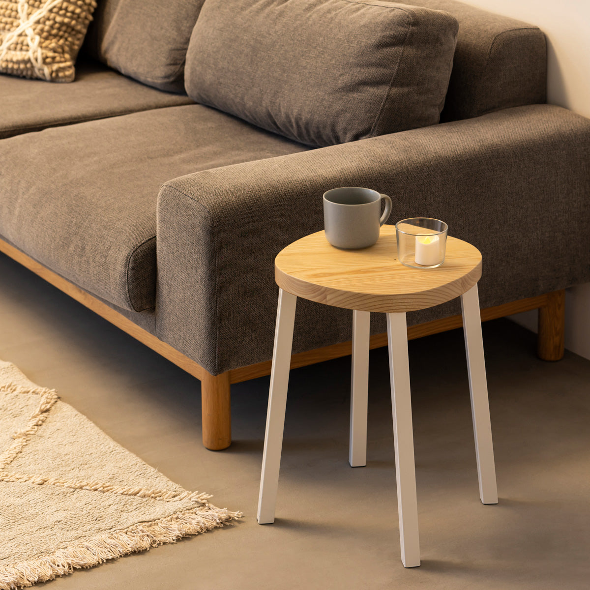 KANADEMONOの無垢ホワイトアッシュSquircle座面とホワイトのSlant Bar脚を合わせたシンプルモダンなスツール（使用例2）