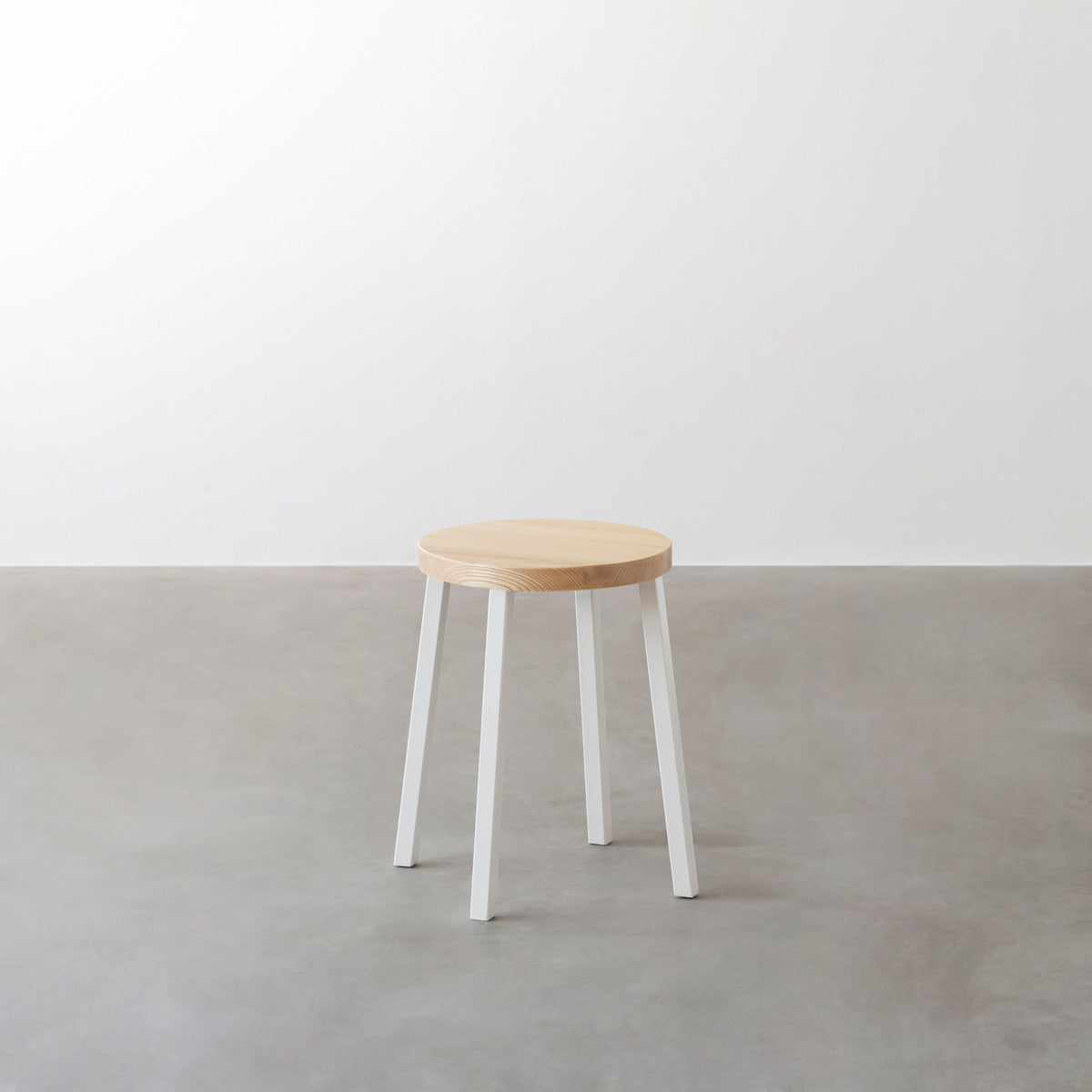 KANADEMONOの無垢ホワイトアッシュRound座面とホワイトのSlant Bar脚を合わせたシンプルモダンなスツール