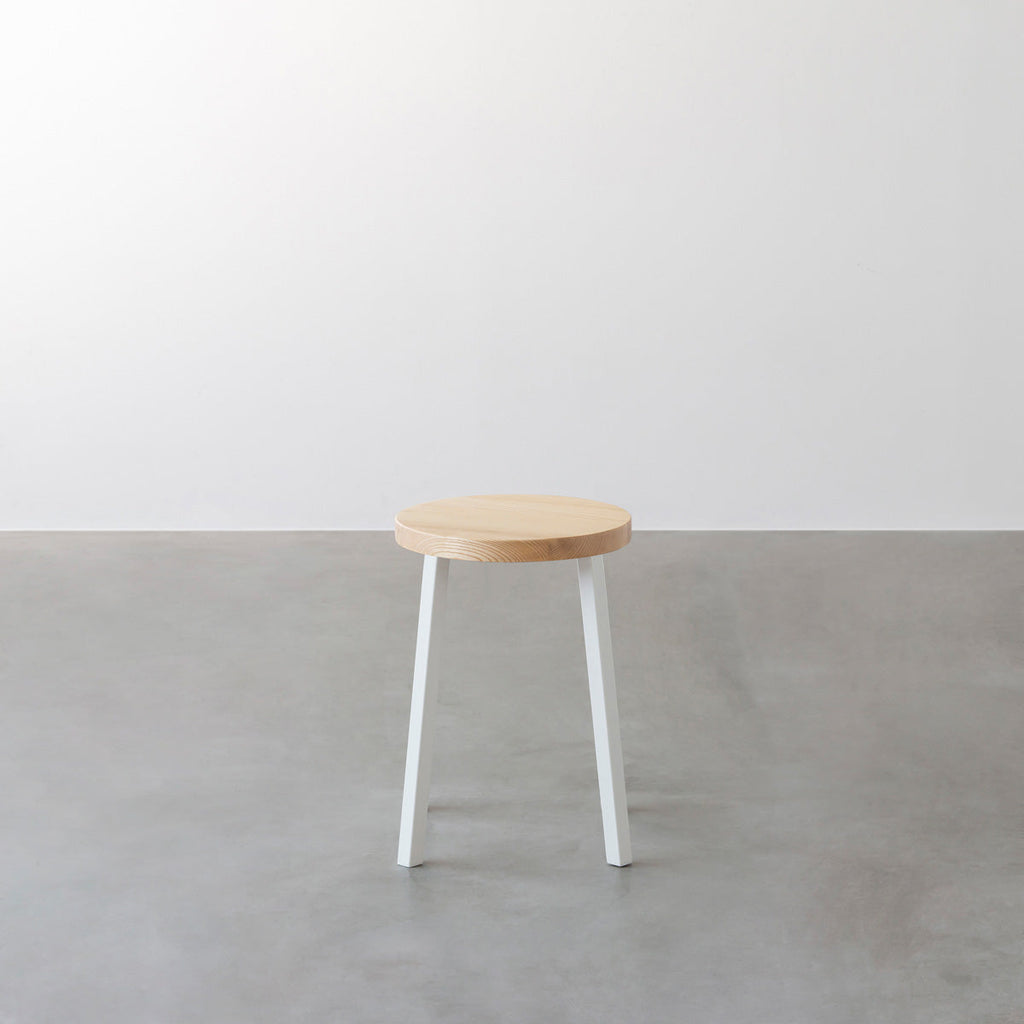 KANADEMONOの無垢ホワイトアッシュRound座面とホワイトのSlant Bar脚を合わせたシンプルモダンなスツール2