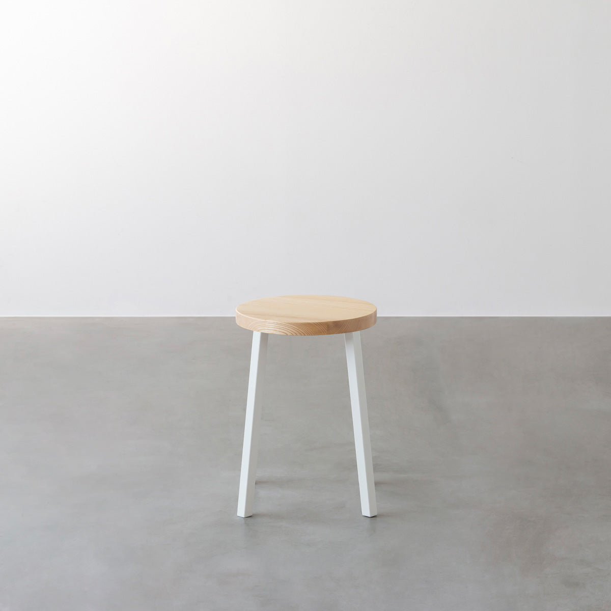 KANADEMONOの無垢ホワイトアッシュRound座面とホワイトのSlant Bar脚を合わせたシンプルモダンなスツール2