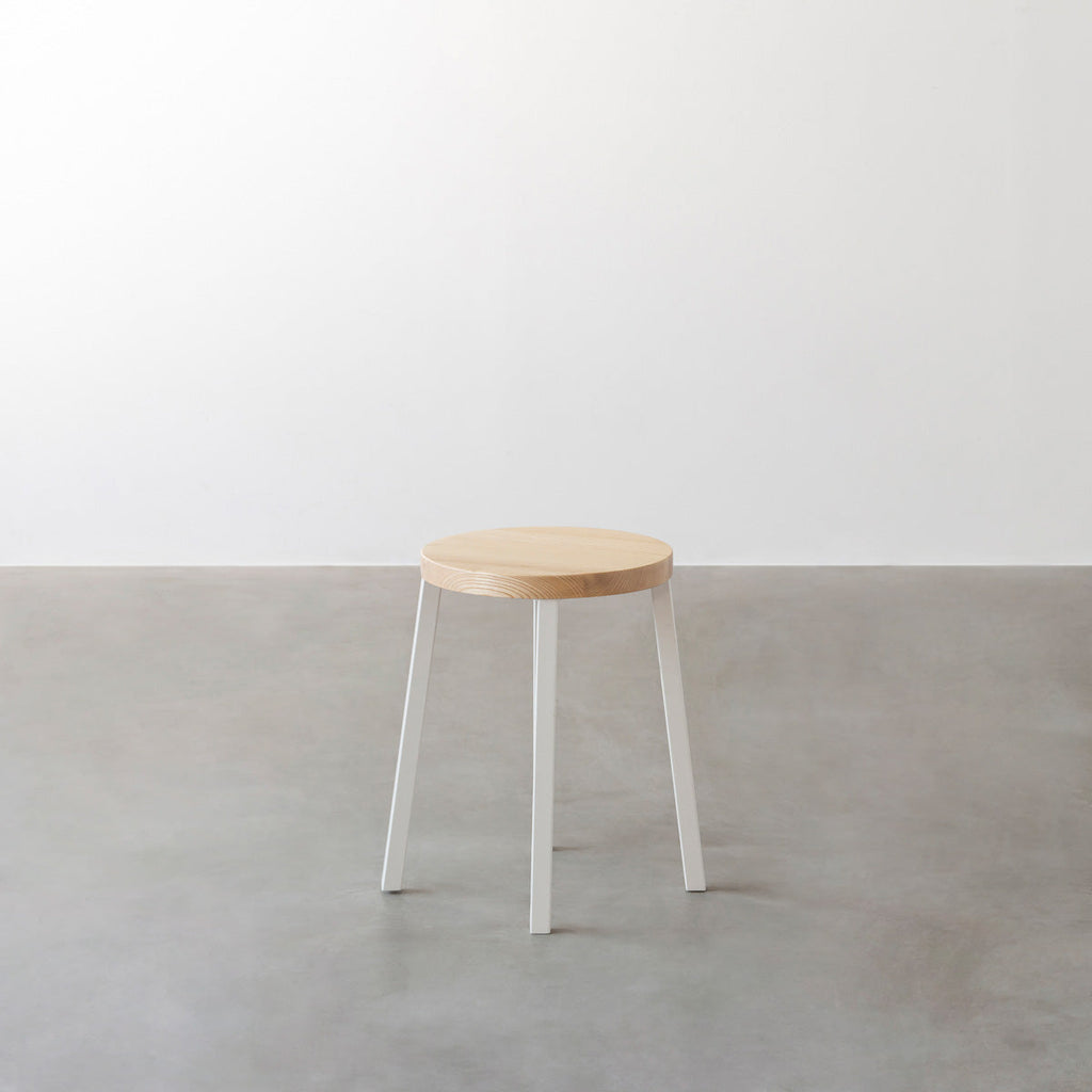 KANADEMONOの無垢ホワイトアッシュRound座面とホワイトのSlant Bar脚を合わせたシンプルモダンなスツール3
