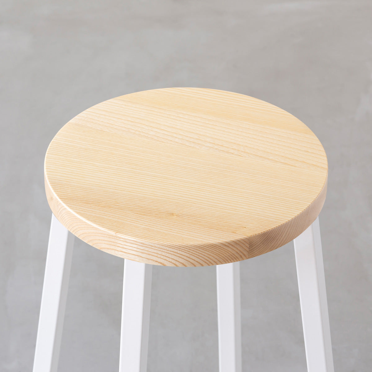 KANADEMONOの無垢ホワイトアッシュRound座面とホワイトのSlant Bar脚を合わせたシンプルモダンなスツール（座面）
