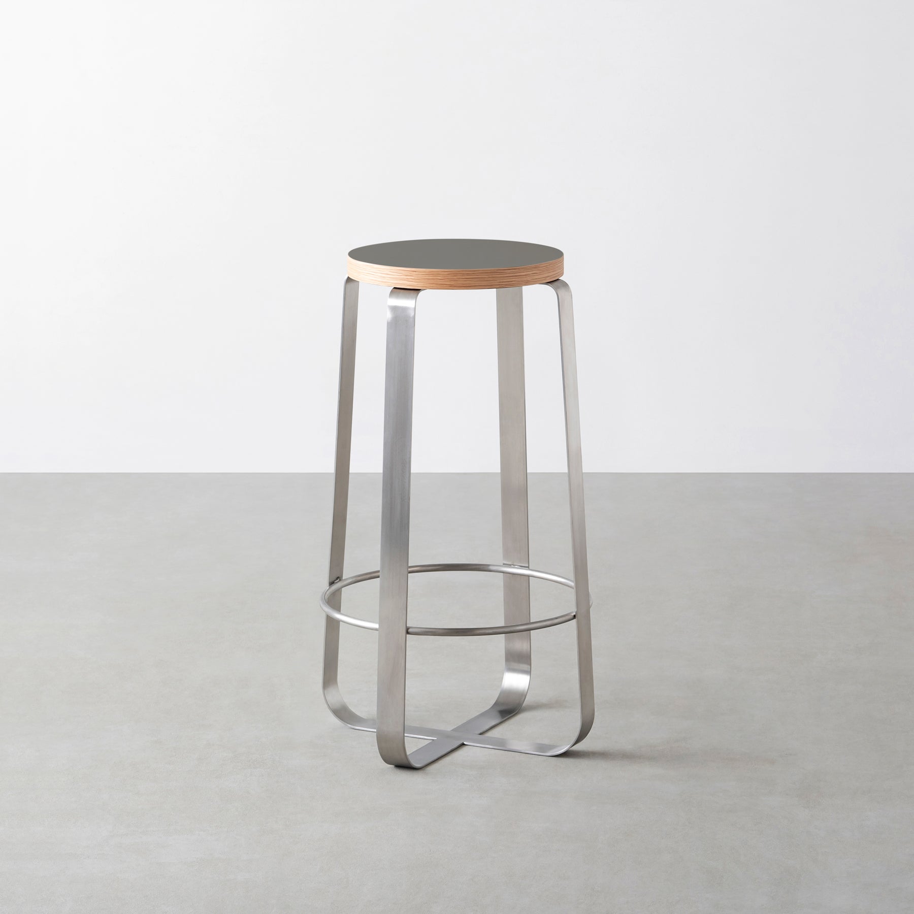 KanademonoのリノリウムPewter Round座面とステンレスのCross_Plate脚を合わせたシンプルモダンなHighスツール