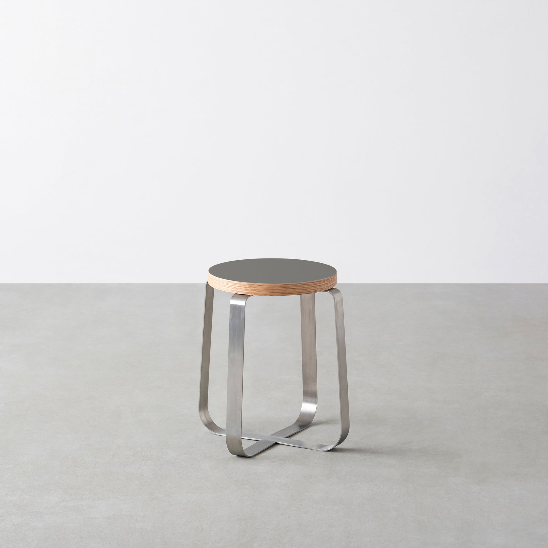 KanademonoのリノリウムPewter Round座面とステンレスのCross_Plate脚を合わせたシンプルモダンなスツール