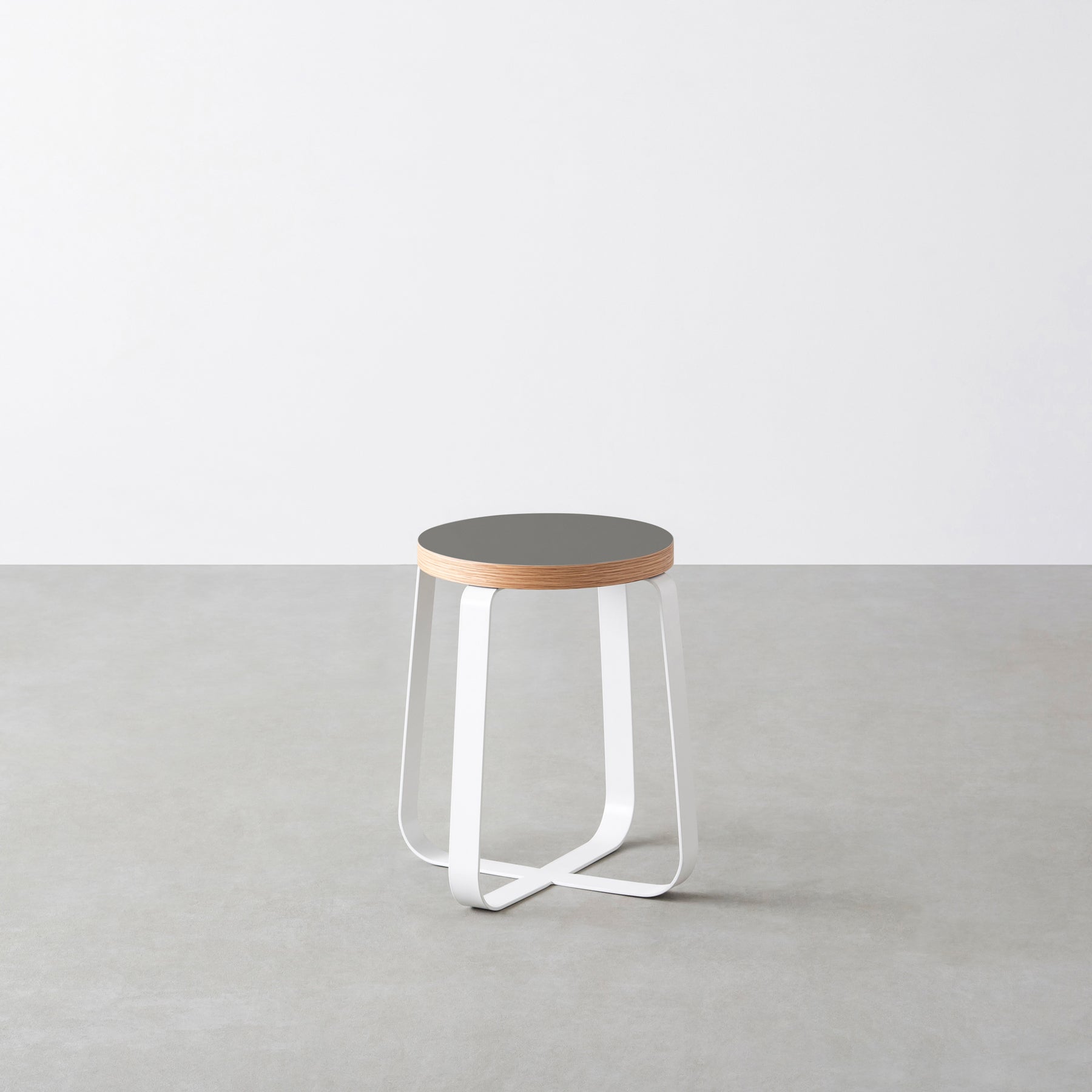 KanademonoのリノリウムPewter Round座面とホワイトのCross Plate脚を合わせたシンプルモダンなスツール