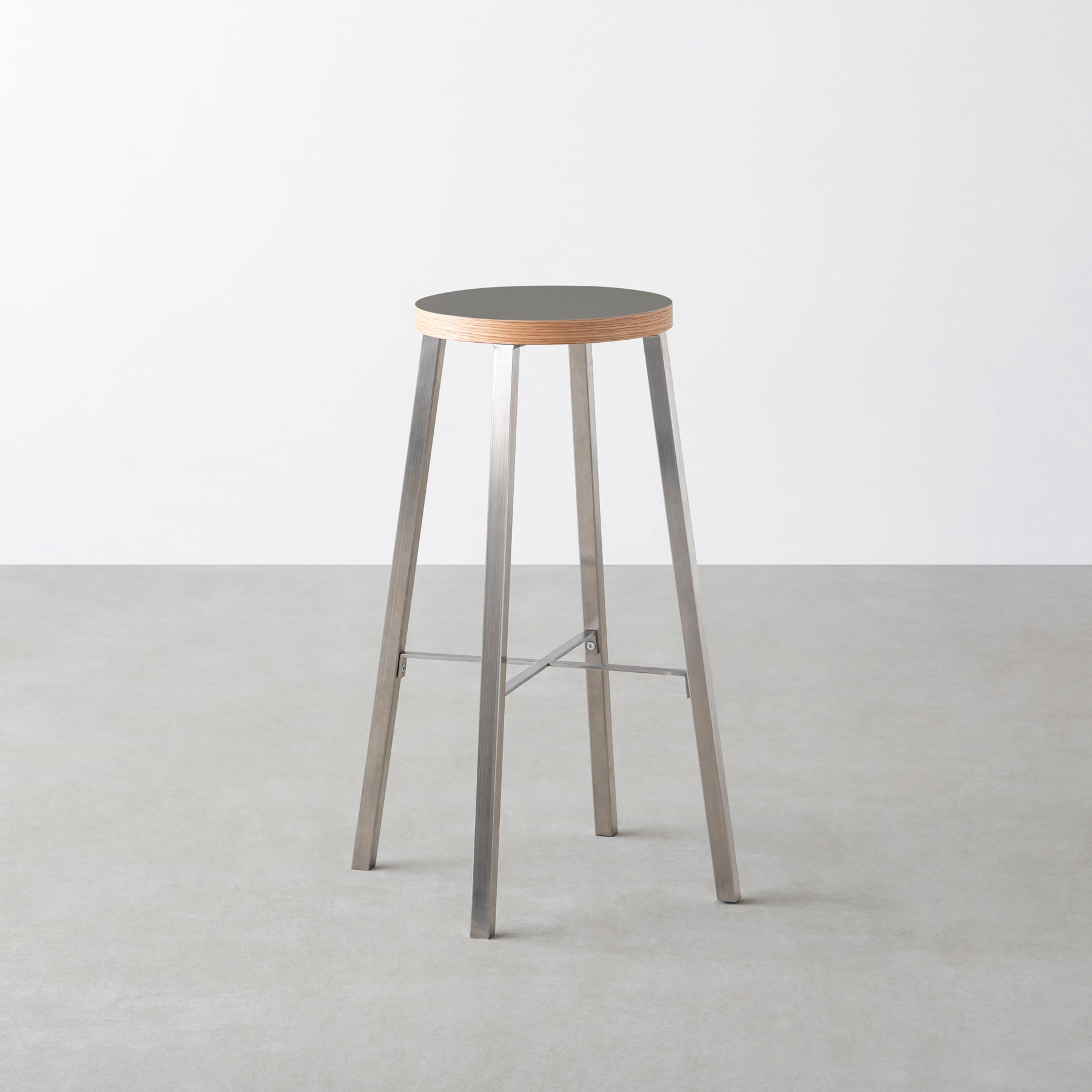KanademonoのリノリウムPewter Round座面とステンレスのSlant_Bar脚を合わせたシンプルモダンなHighスツール