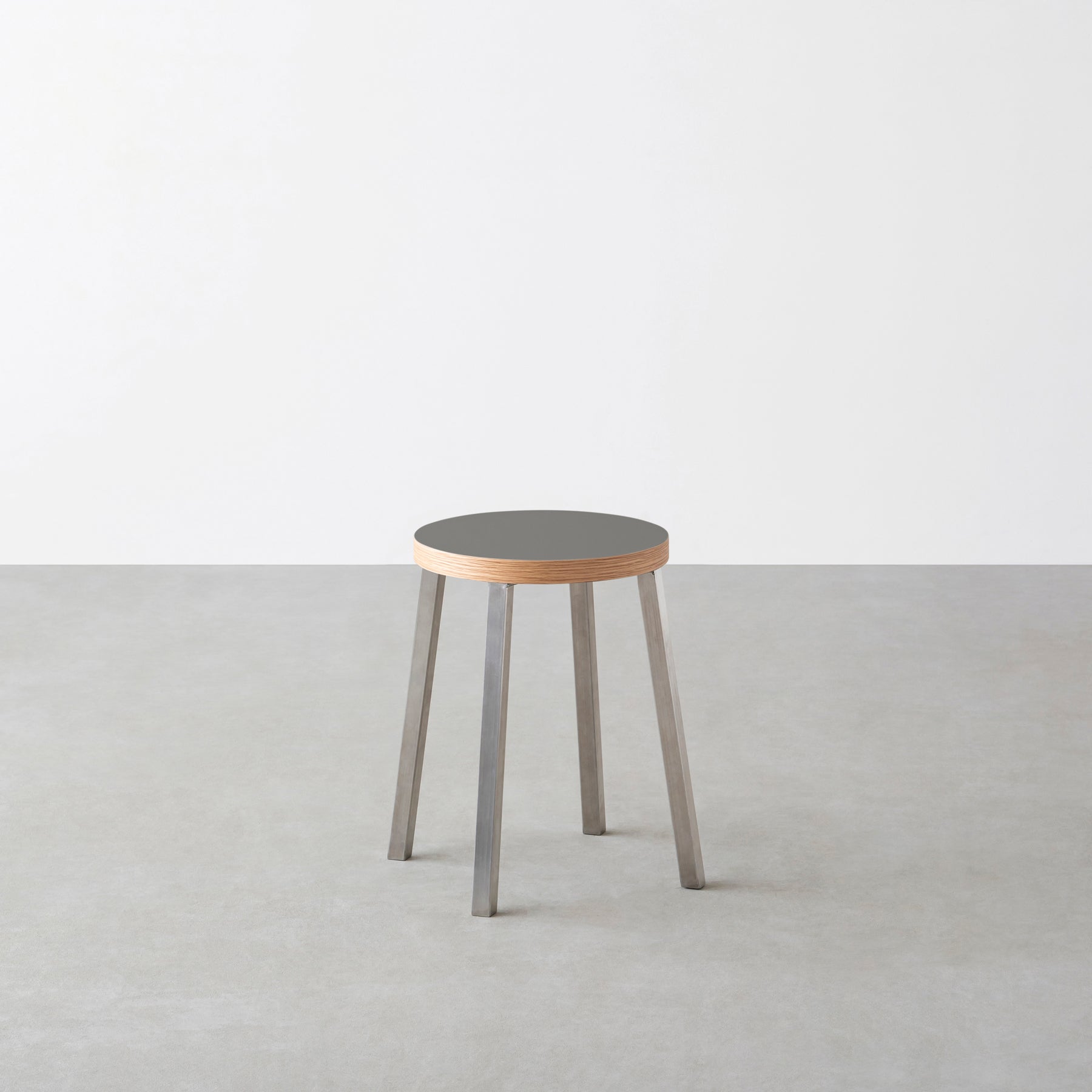 KanademonoのリノリウムPewter Round座面とステンレスのSlant_Bar脚を合わせたシンプルモダンなスツール