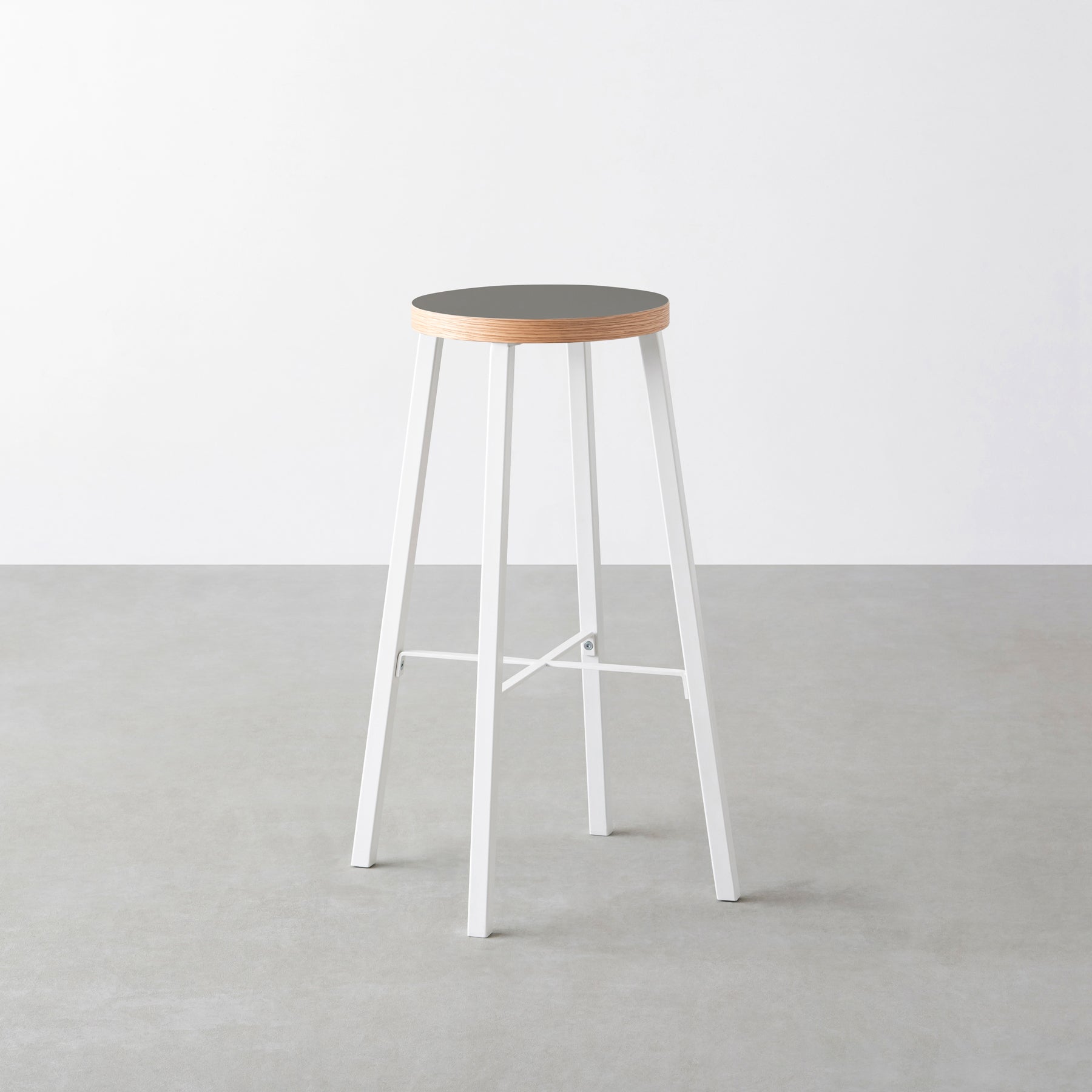 KanademonoのリノリウムPewter Round座面とホワイトのSlant_Bar脚を合わせたシンプルモダンなHighスツール
