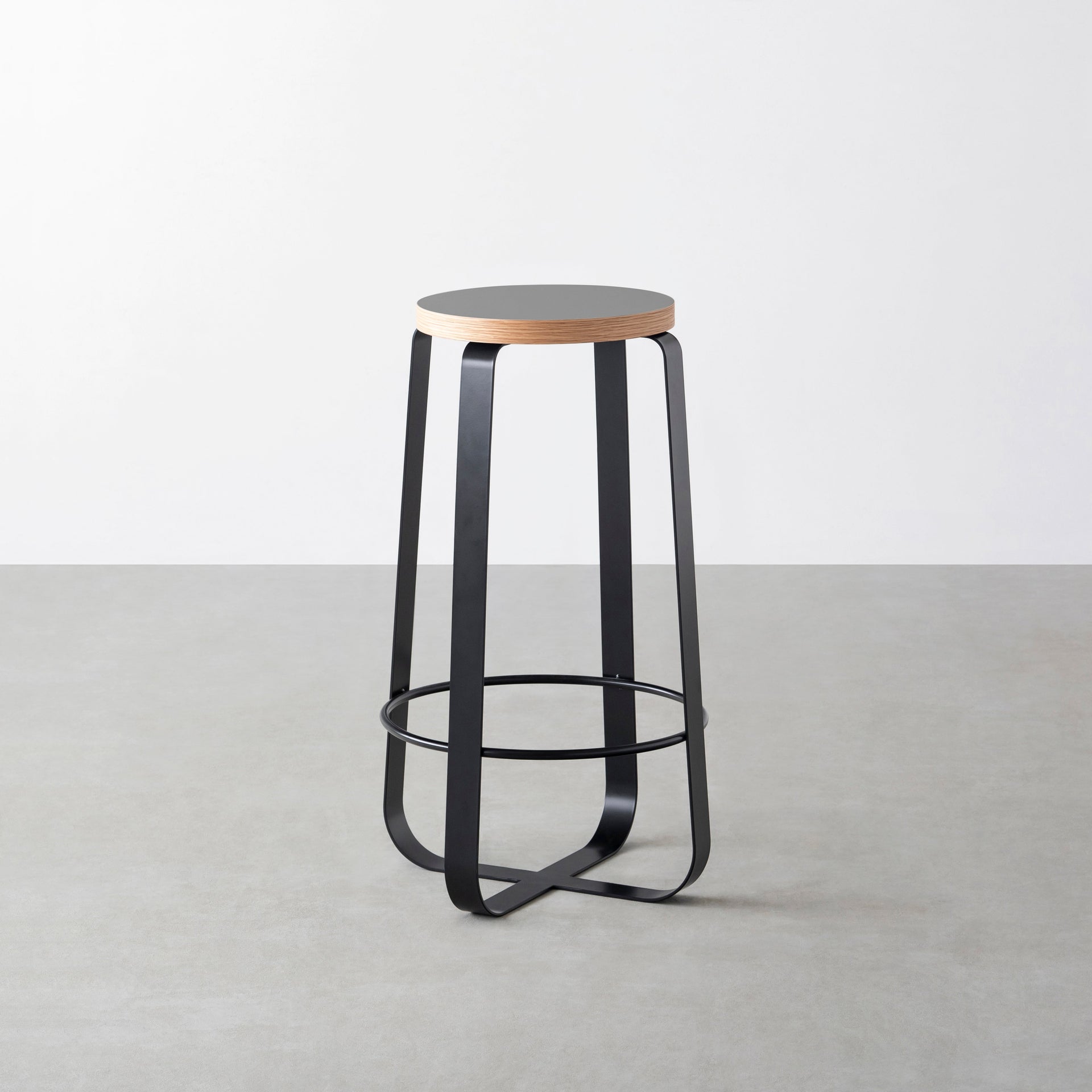 KanademonoのリノリウムAsh Round座面とブラックのCross_Plate脚を合わせたシンプルモダンなHighスツール