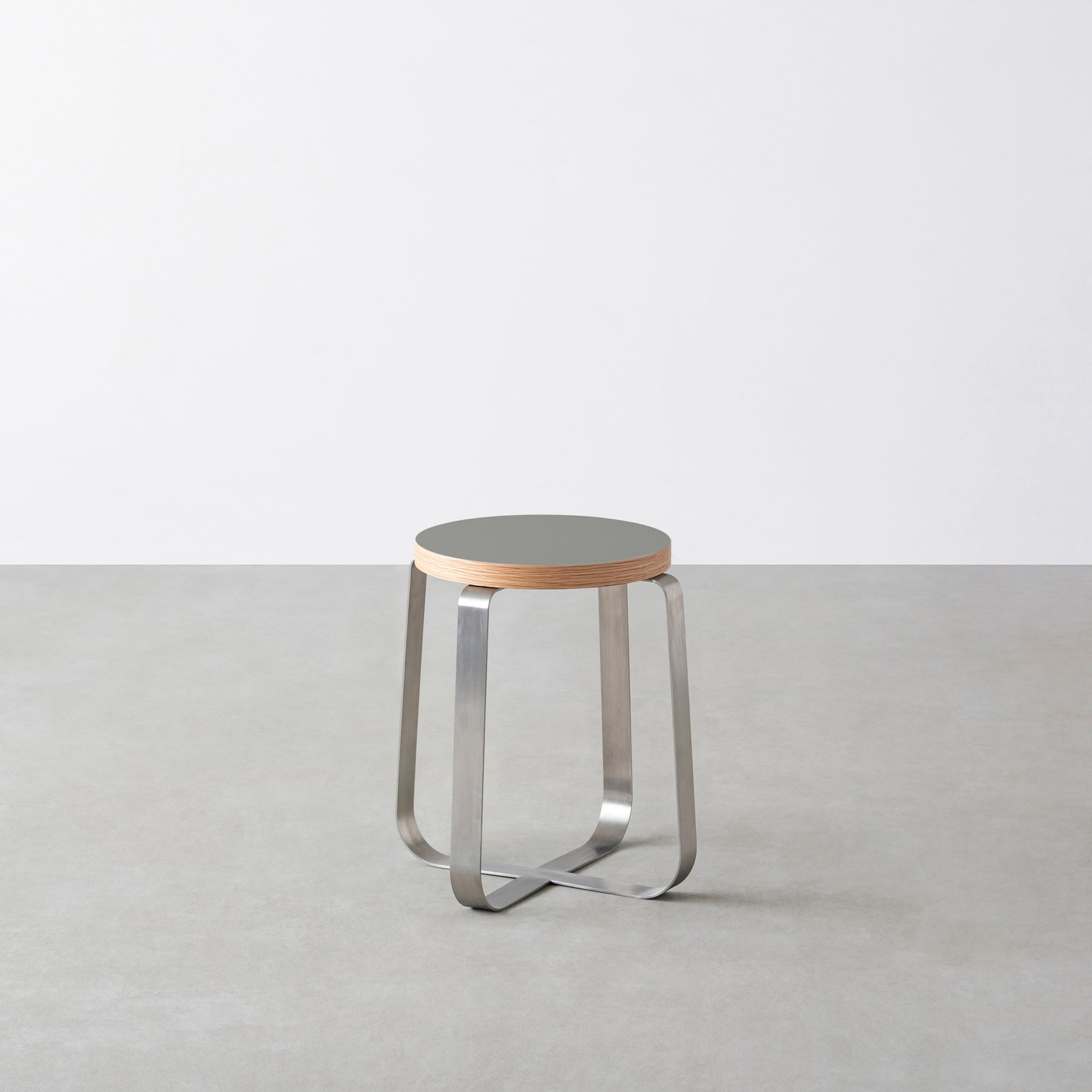 KanademonoのリノリウムAsh Round座面とステンレスのCross Plate脚を合わせたシンプルモダンなスツール