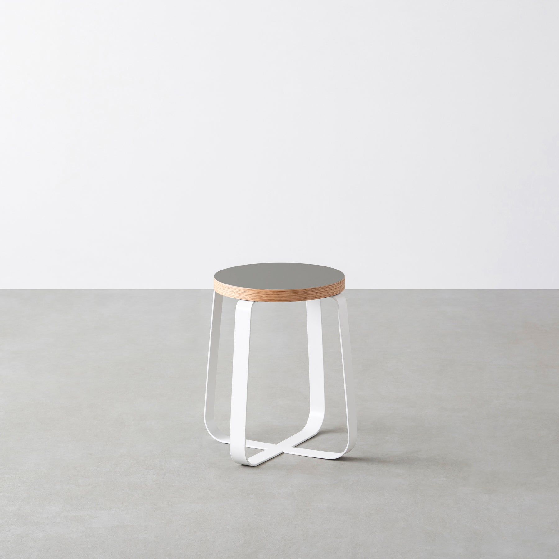 KanademonoのリノリウムAsh Round座面とホワイトのCross Plate脚を合わせたシンプルモダンなスツール