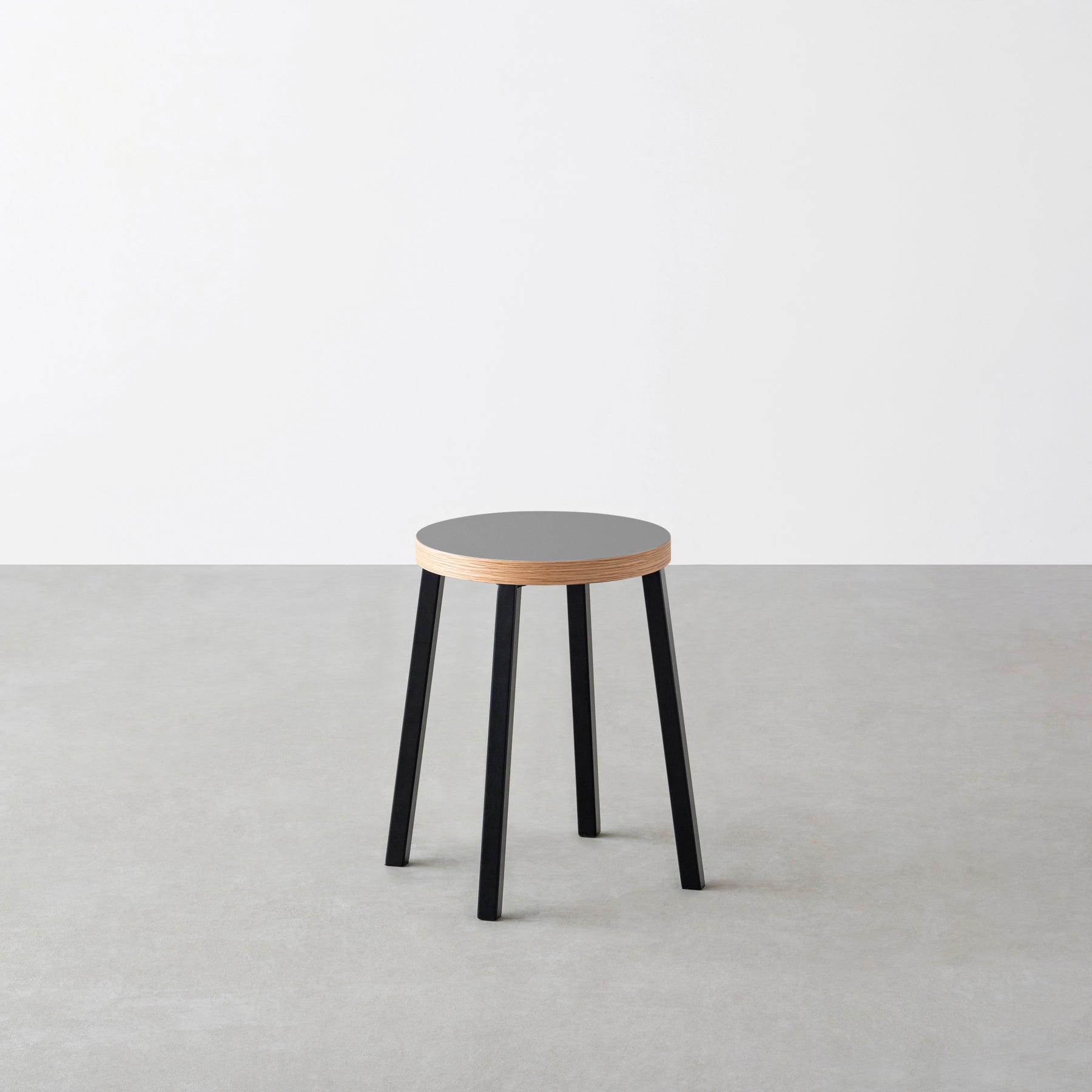 KanademonoのリノリウムAsh Round座面とブラックのSlant Bar脚を合わせたシンプルモダンなスツール