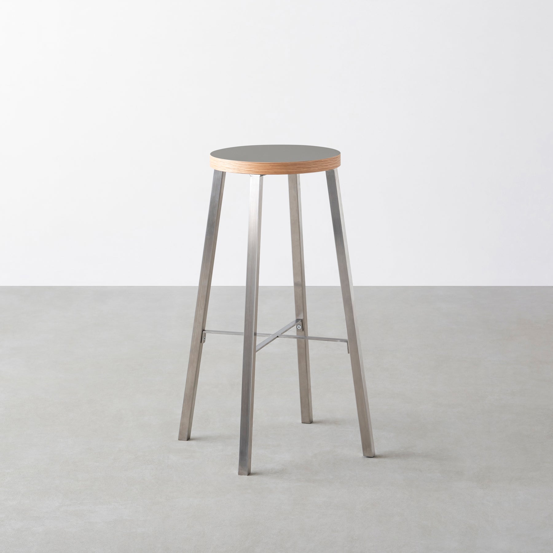KanademonoのリノリウムAsh Round座面とステンレスのSlant_Bar脚を合わせたシンプルモダンなHighスツール