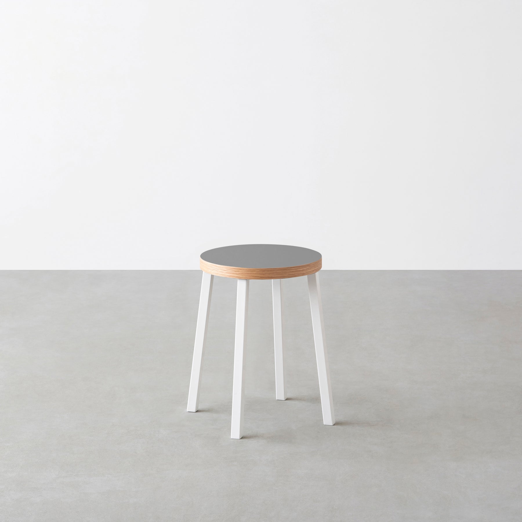 KanademonoのリノリウムAsh Round座面とホワイトのSlant Bar脚を合わせたシンプルモダンなスツール