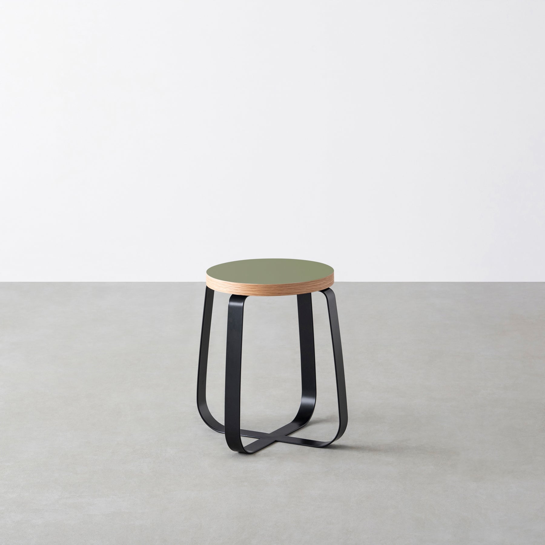 KanademonoのリノリウムOlive Round座面とブラックのCross Plate脚を合わせたシンプルモダンなスツール
