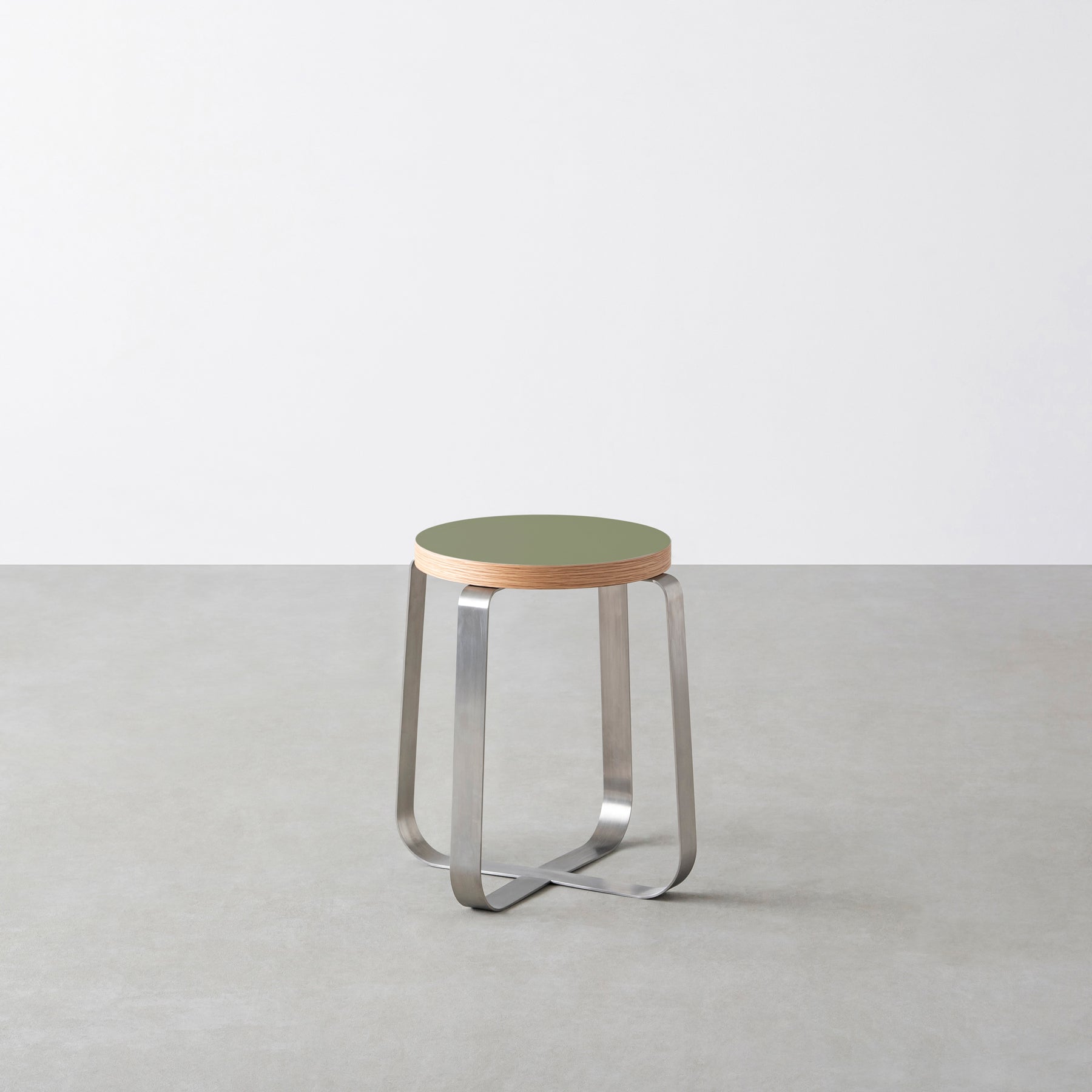 KanademonoのリノリウムOlive Round座面とステンレスのCross Plate脚を合わせたシンプルモダンなスツール