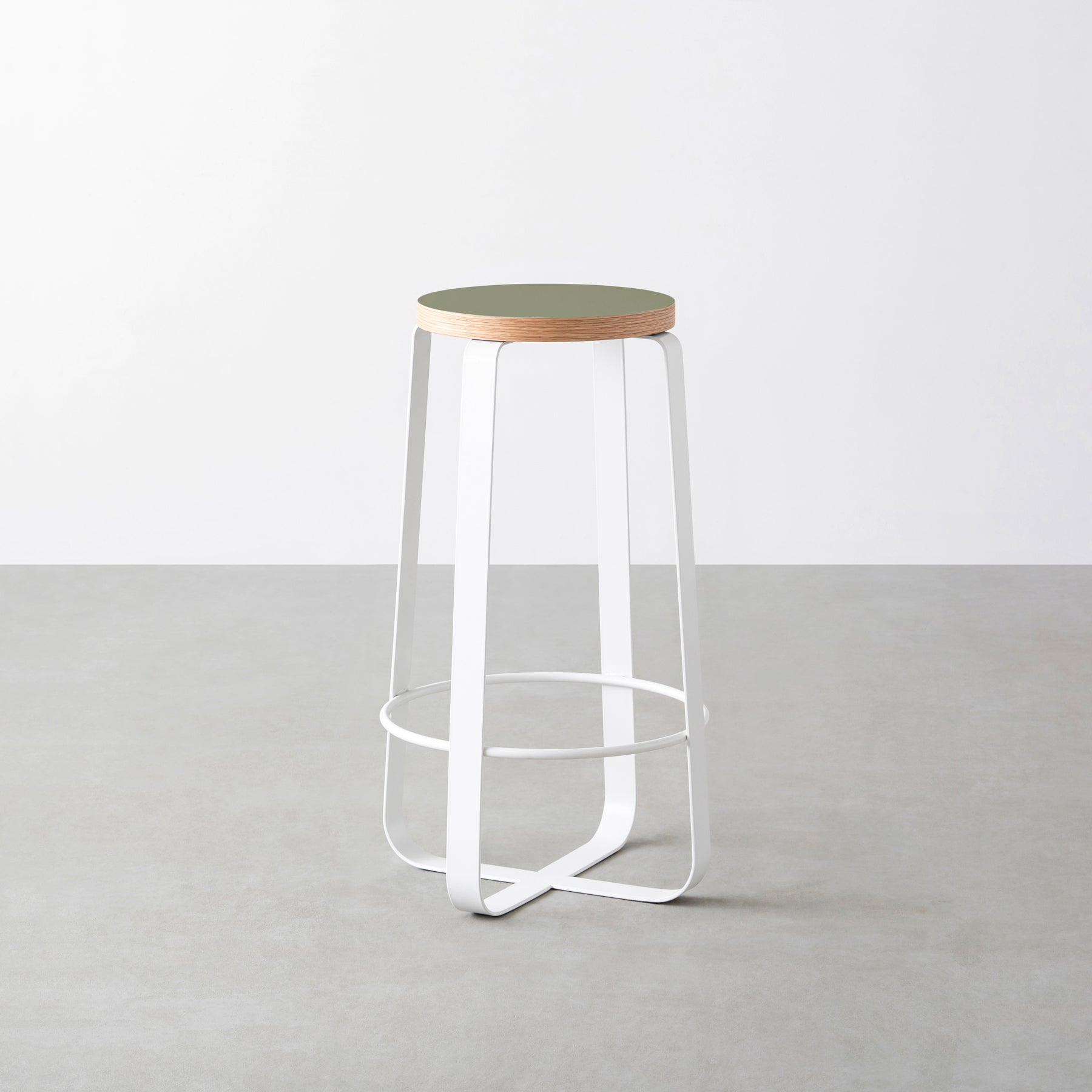 KanademonoのリノリウムOlive Round座面とホワイトのCross_Plate脚を合わせたシンプルモダンなHighスツール