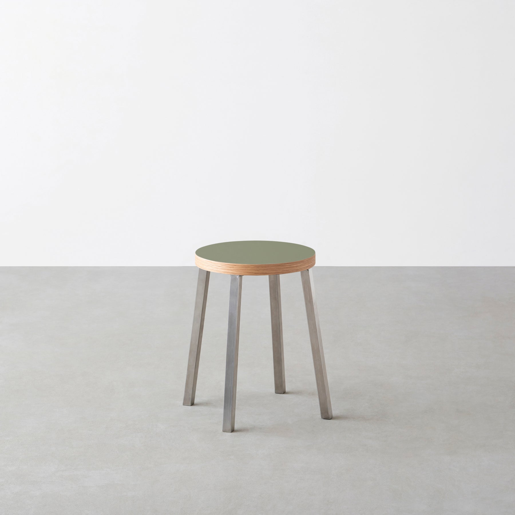 KanademonoのリノリウムOlive Round座面とステンレスのSlant Bar脚を合わせたシンプルモダンなスツール