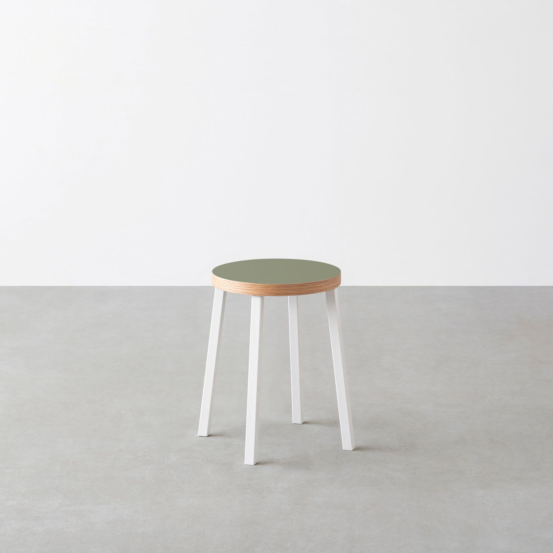 KanademonoのリノリウムOlive Round座面とホワイトのSlant Bar脚を合わせたシンプルモダンなスツール