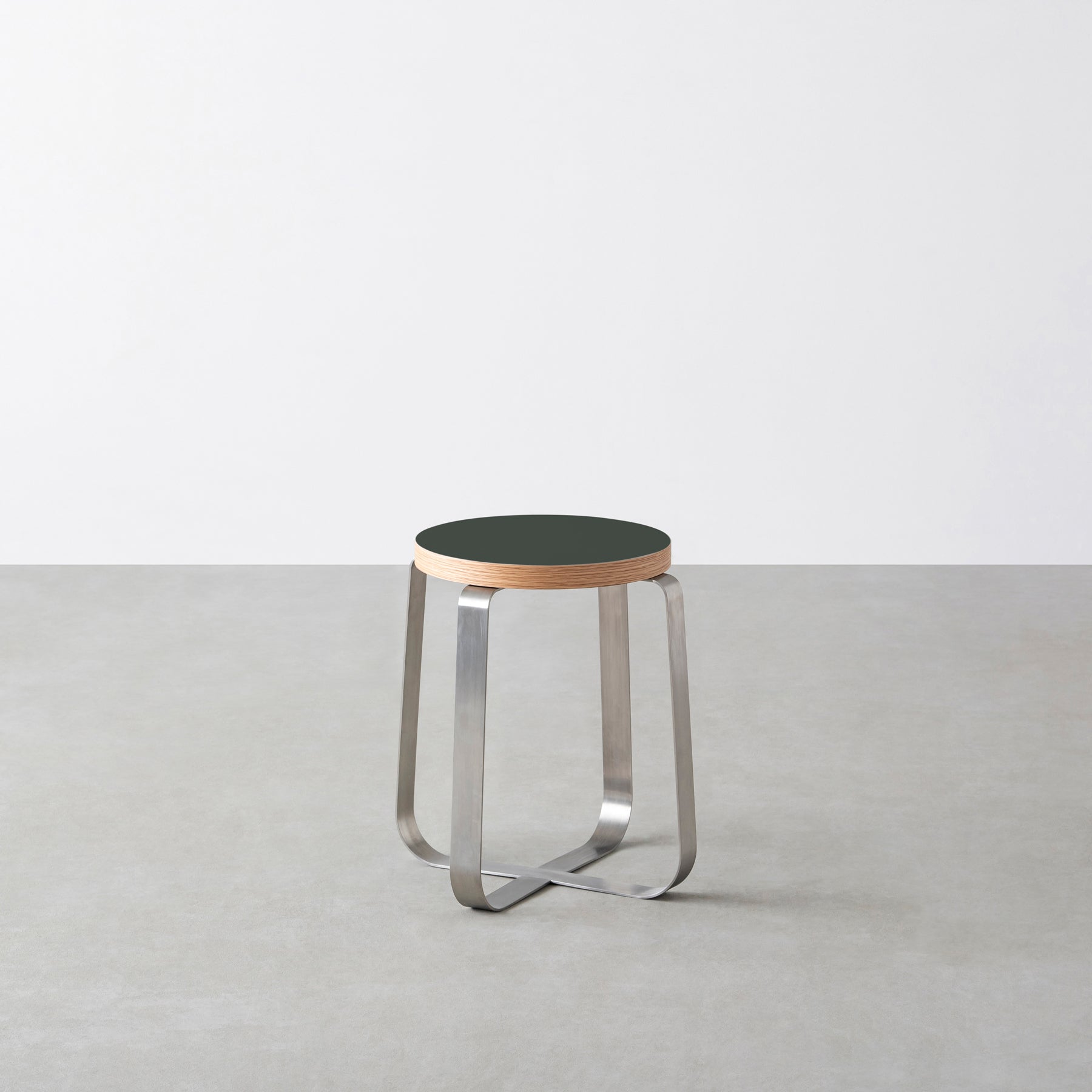 KanademonoのリノリウムConifer Round座面とステンレスのCross Plate脚を合わせたシンプルモダンなスツール