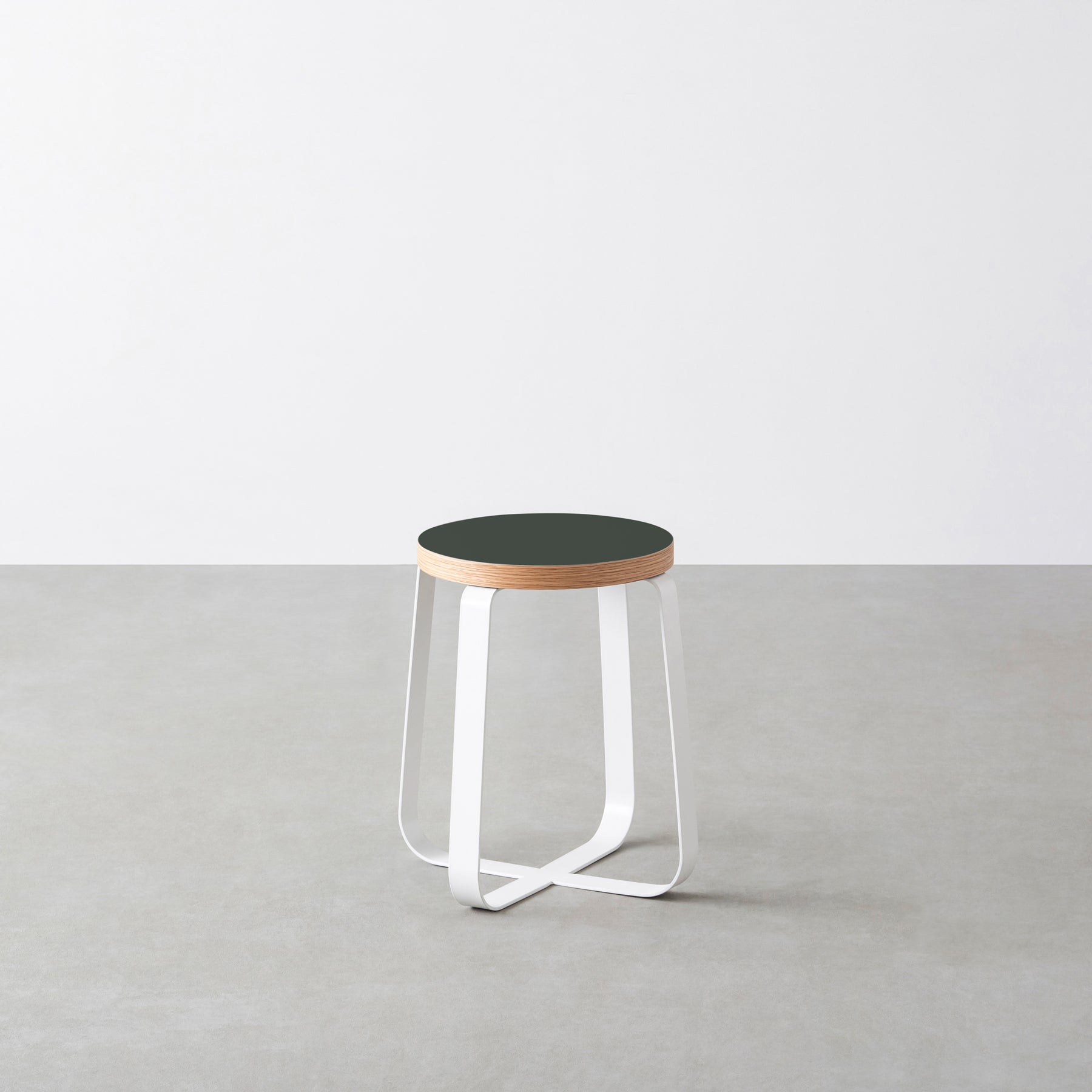 KanademonoのリノリウムConifer Round座面とホワイトのCross Plate脚を合わせたシンプルモダンなスツール