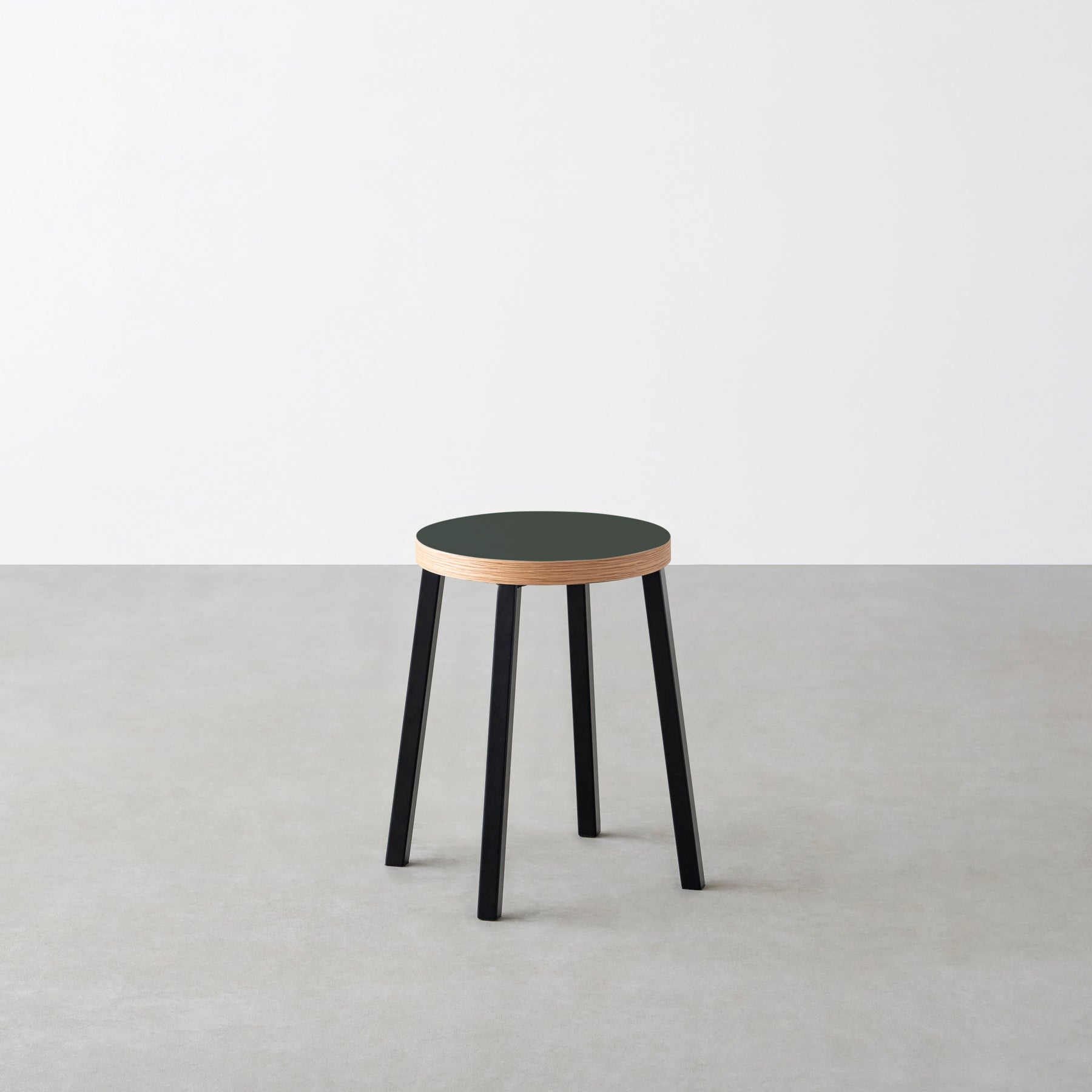 KanademonoのリノリウムConifer Round座面とブラックのSlant Bar脚を合わせたシンプルモダンなスツール