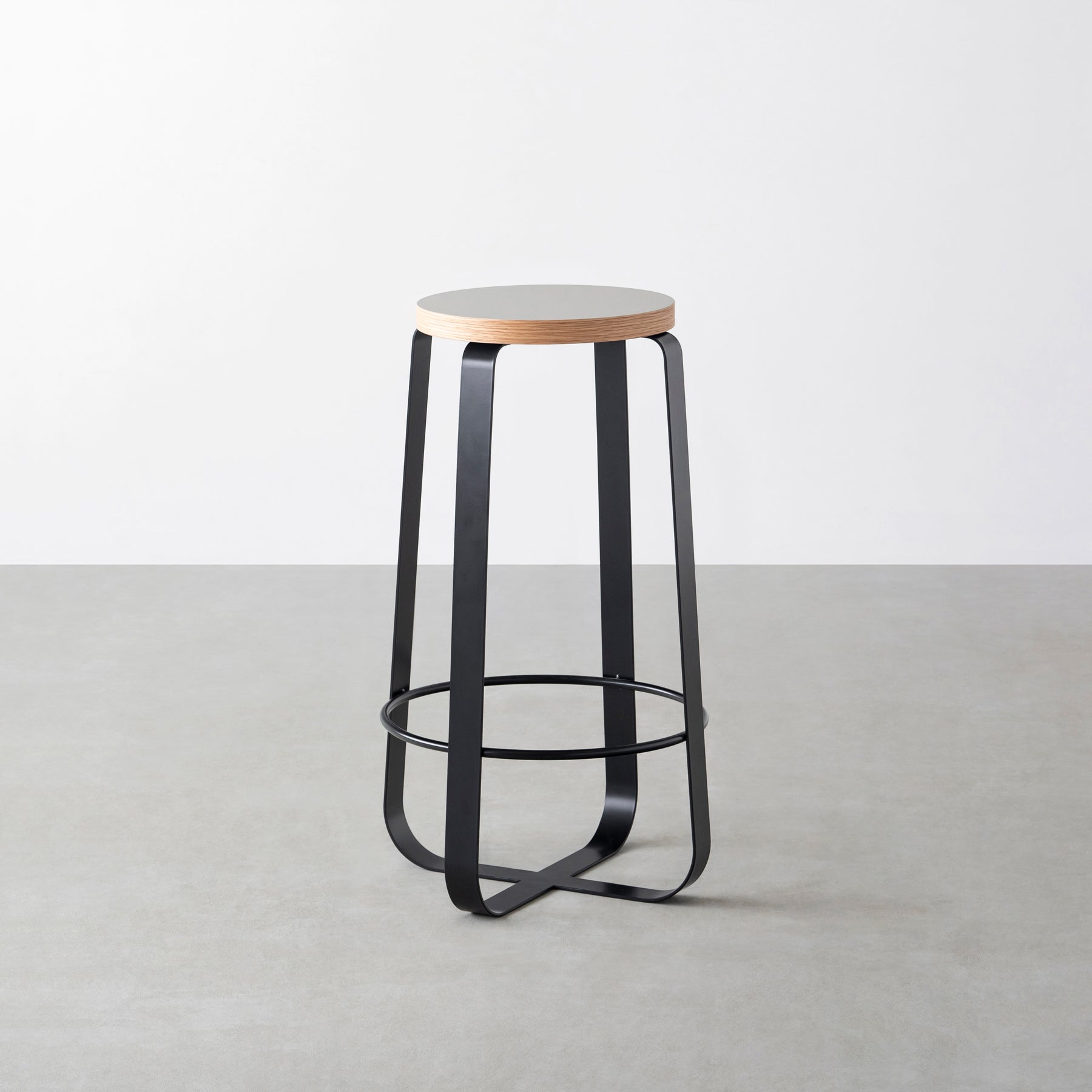 KanademonoのリノリウムPebble Round座面とブラックのCross_Plate脚を合わせたシンプルモダンなHighスツール
